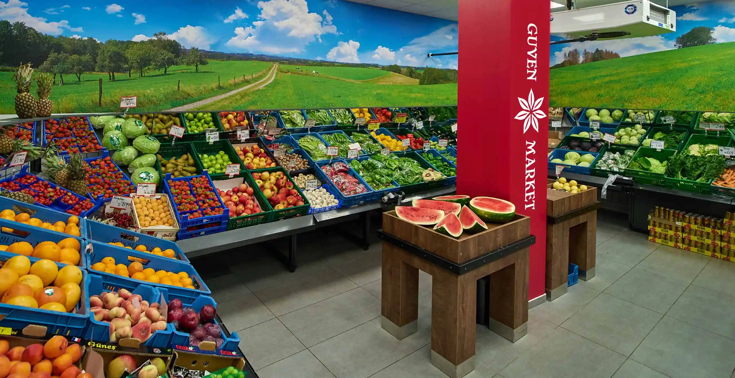 Frisches Obst und Gemüse im gekühlten Kabinett des Güven Market auf Gut Buchenhofen